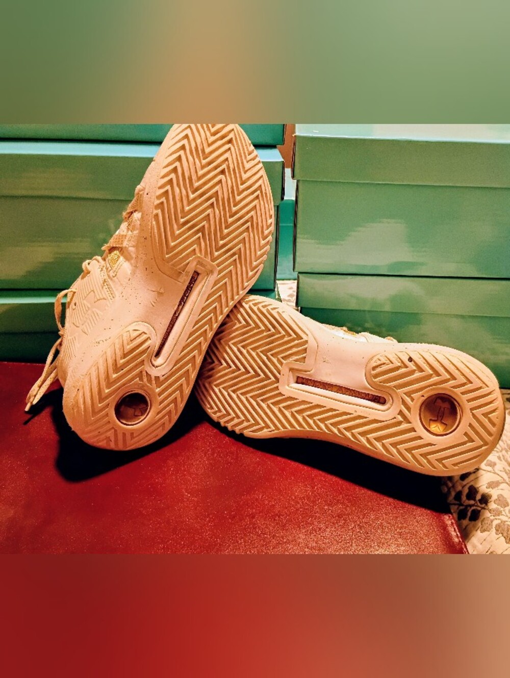 Under Armour Size 8 - Picture 2 of 2